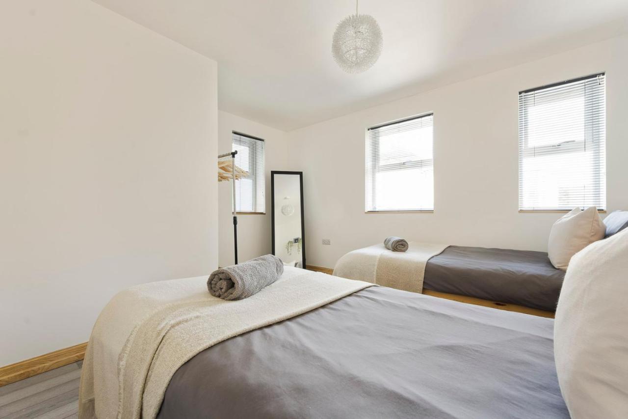 Spacious, Newly Renovated, Three Bedroom Town Centre Duplex Apartment With Free Parking, Sleeps Seven - Walking Distance To Beach Bournemouth Exterior foto